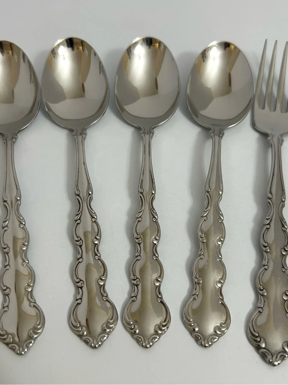 Oneida Deluxe Community Flatware Mozart set of 4 oval soup spoon & 1 Dinner Fork